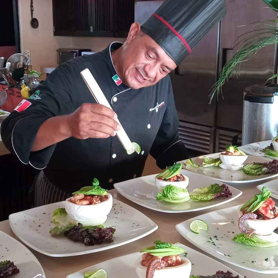 Si quieres un Chefs al alquilar un yate en Puerto Vallarta, te recomendamos al Chef Ricardo Santana