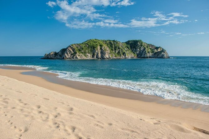 Siente la calma de la Bahía Cacaluta en un yate