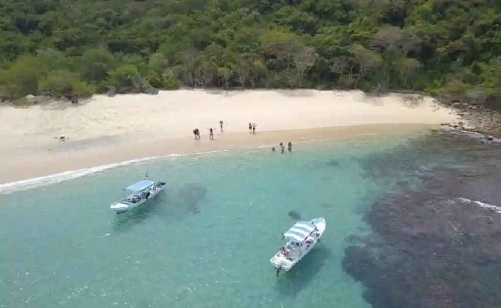 Disfruta del territorio virgen de Playa La India en un Yate