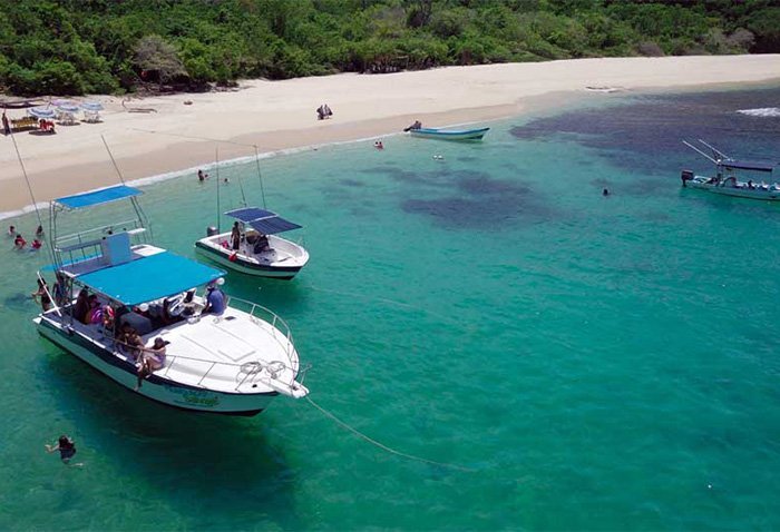 Experience the beauty of Playa Riscalillo on a yacht 