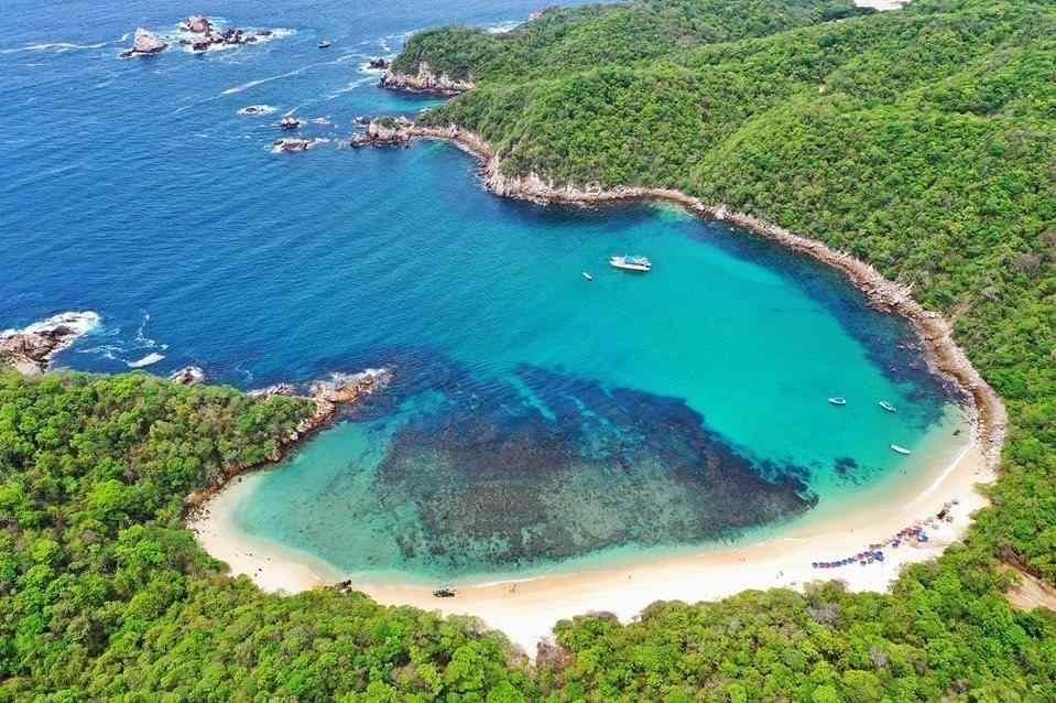 Enjoy the virgin territory of Riscalillo Beach on a yacht 