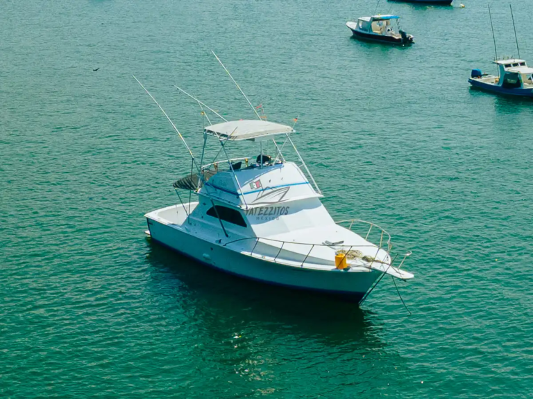 Yate Orión visto desde dron en Ixtapa-Zihuatanejo