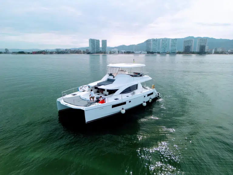 Yate visto desde dron en Nuevo Vallarta