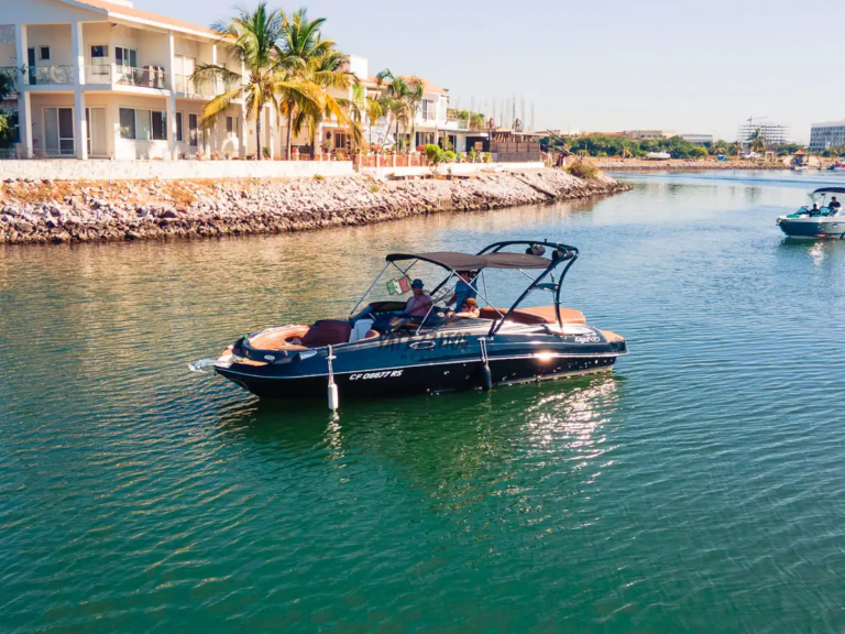 Lancha de lujo en el mar de Mazatlán