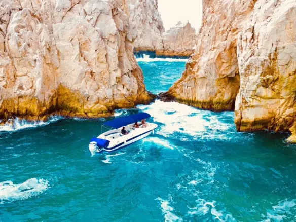 Fotografía de renta de lanchas en Los Cabos a bordo de Renta de Lanchas en Los Cabos — Chaparral Cabo Life 28ft - Vista 3