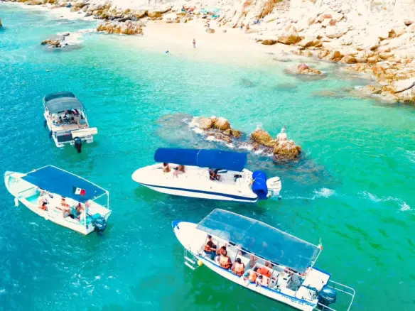 Fotografía de renta de lanchas en Los Cabos a bordo de Renta de Lanchas en Los Cabos — Chaparral Cabo Life 28ft - Vista 4