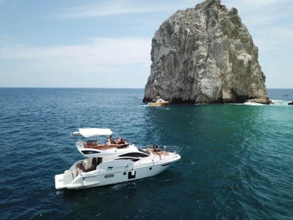 Fotografía de renta de yates de lujo en Los Cabos a bordo de Renta de Yates de Lujo en Los Cabos — Azimut Seacret 38ft - Vista 6