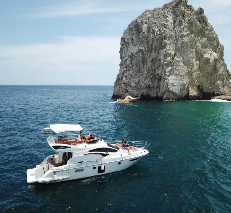 Fotografía de renta de yates de lujo en Los Cabos a bordo de Renta de Yates de Lujo en Los Cabos — Azimut Seacret 38ft - Vista 6