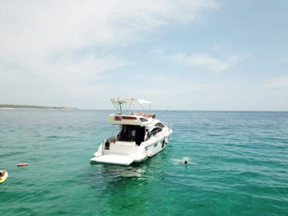 Fotografía de renta de yates de lujo en Los Cabos a bordo de Renta de Yates de Lujo en Los Cabos — Azimut Seacret 38ft - Vista 2