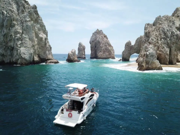 Fotografía de renta de yates de lujo en Los Cabos a bordo de Renta de Yates de Lujo en Los Cabos — Azimut Seacret 38ft - Vista 3