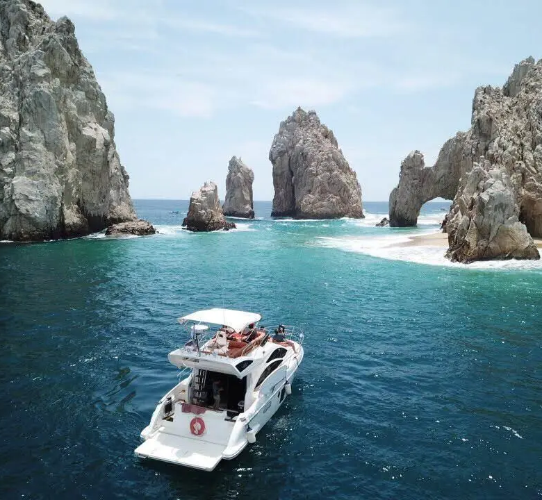 Fotografía de renta de yates de lujo en Los Cabos a bordo de Renta de Yates de Lujo en Los Cabos — Azimut Seacret 38ft - Vista 3