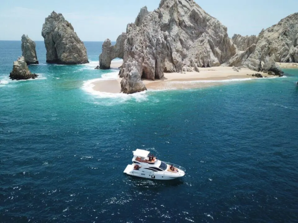 Fotografía de renta de yates de lujo en Los Cabos a bordo de Renta de Yates de Lujo en Los Cabos — Azimut Seacret 38ft - Vista 4