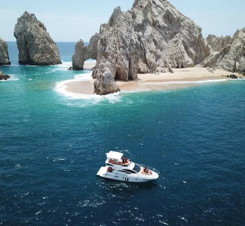 Fotografía de renta de yates de lujo en Los Cabos a bordo de Renta de Yates de Lujo en Los Cabos — Azimut Seacret 38ft - Vista 4
