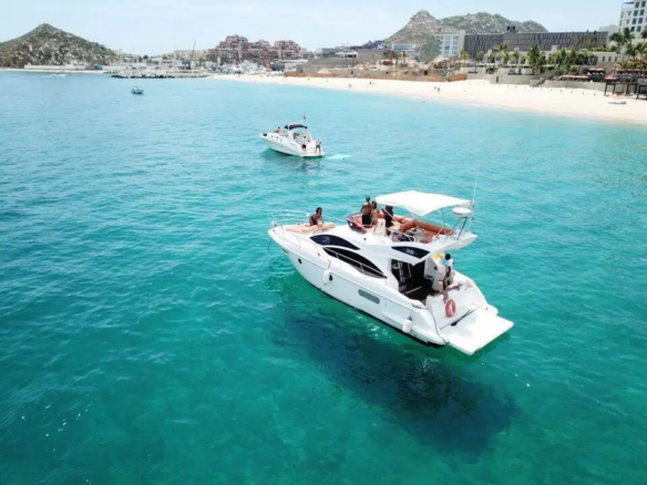Fotografía de renta de yates de lujo en Los Cabos a bordo de Renta de Yates de Lujo en Los Cabos — Azimut Seacret 38ft - Vista 5