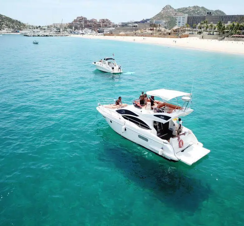 Fotografía de renta de yates de lujo en Los Cabos a bordo de Renta de Yates de Lujo en Los Cabos — Azimut Seacret 38ft - Vista 5
