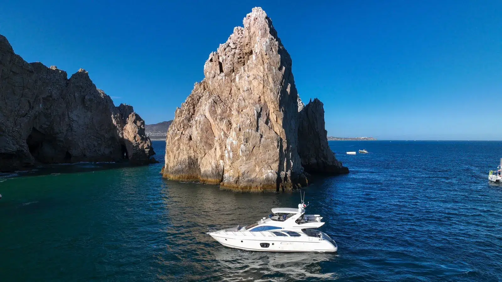 WhatsApp-Image-2026-02-03-at-9.46.42-AM Fotografía de yate Azimut en Cabo San Lucas a bordo de Yate Azimut en Cabo San Lucas: Navega - Vista 3