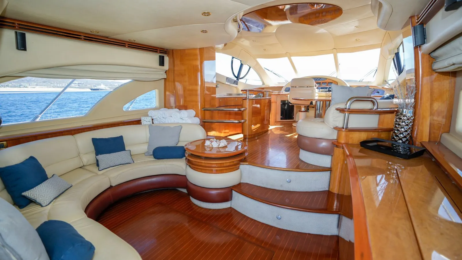 WhatsApp-Image-2026-02-03-at-9.46.48-AM-_3_ Fotografía de yate Azimut en Cabo San Lucas a bordo de Yate Azimut en Cabo San Lucas: Navega - Vista 6