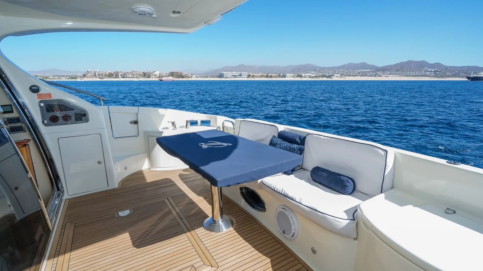 WhatsApp-Image-2026-02-03-at-9.46.49-AM-_1_ Fotografía de yate Azimut en Cabo San Lucas a bordo de Yate Azimut en Cabo San Lucas: Navega - Vista 9
