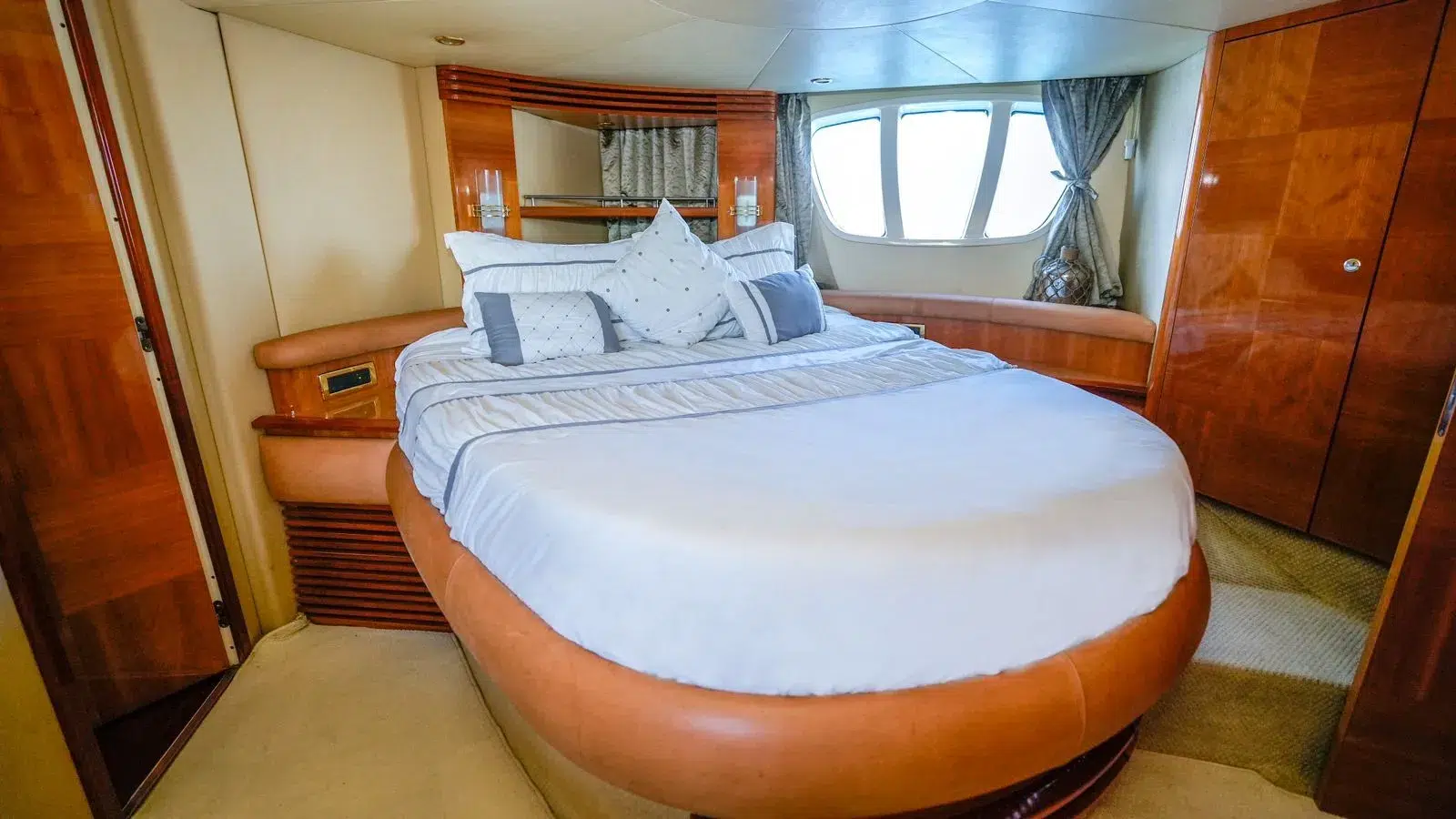 WhatsApp-Image-2026-02-03-at-9.46.49-AM-_2_ Fotografía de yate Azimut en Cabo San Lucas a bordo de Yate Azimut en Cabo San Lucas: Navega - Vista 10