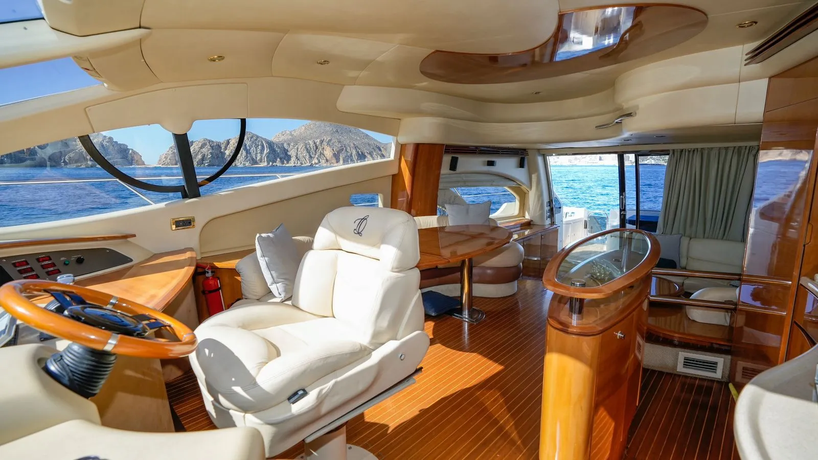 WhatsApp-Image-2026-02-03-at-9.46.49-AM-_3_ Fotografía de yate Azimut en Cabo San Lucas a bordo de Yate Azimut en Cabo San Lucas: Navega - Vista 11