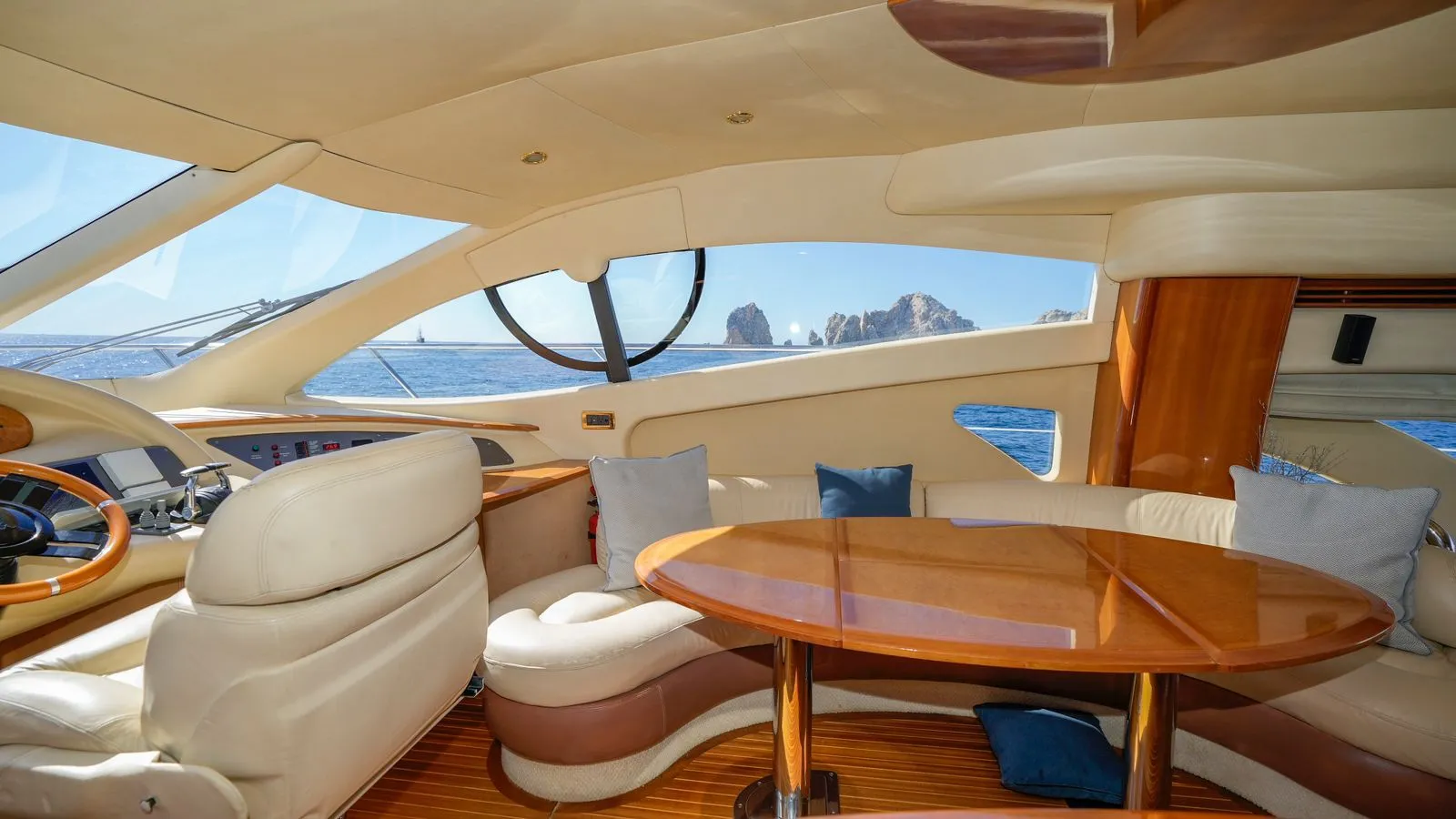 WhatsApp-Image-2026-02-03-at-9.46.49-AM-_4_ Fotografía de yate Azimut en Cabo San Lucas a bordo de Yate Azimut en Cabo San Lucas: Navega - Vista 12