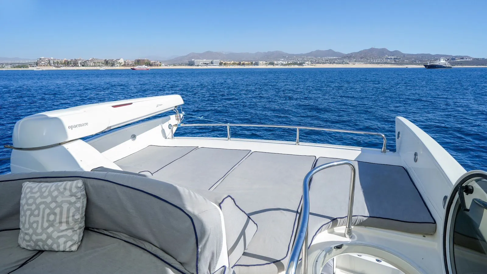 WhatsApp-Image-2026-02-03-at-9.46.49-AM Fotografía de yate Azimut en Cabo San Lucas a bordo de Yate Azimut en Cabo San Lucas: Navega - Vista 16