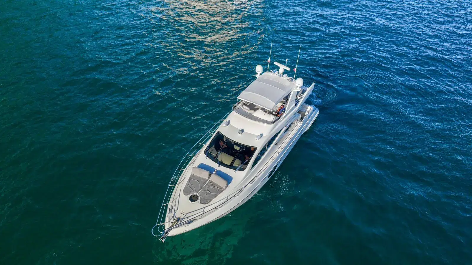 WhatsApp-Image-2026-02-03-at-9.46.50-AM Fotografía de yate Azimut en Cabo San Lucas a bordo de Yate Azimut en Cabo San Lucas: Navega - Vista 18