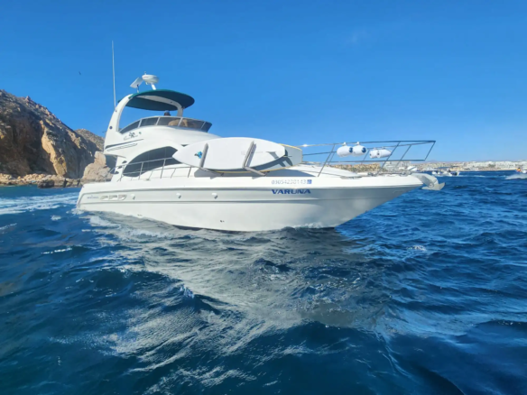 Fotografía de renta de yate Sea Ray en Cabo San Lucas a bordo de Yate Sea Ray en Cabo San Lucas: Varuna Fly 42ft - Vista 2