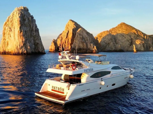 Fotografía de renta de yate de lujo en Cabo San Lucas a bordo de Renta de Yate de Lujo en Cabo San Lucas - Vista 2