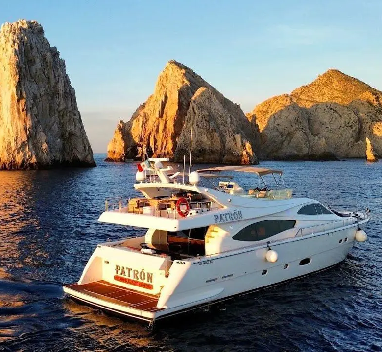 Fotografía de renta de yate de lujo en Cabo San Lucas a bordo de Renta de Yate de Lujo en Cabo San Lucas - Vista 2