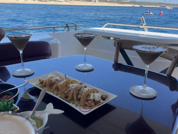 Fotografía de renta de yate de lujo en Cabo San Lucas a bordo de Renta de Yate de Lujo en Cabo San Lucas - Vista 4
