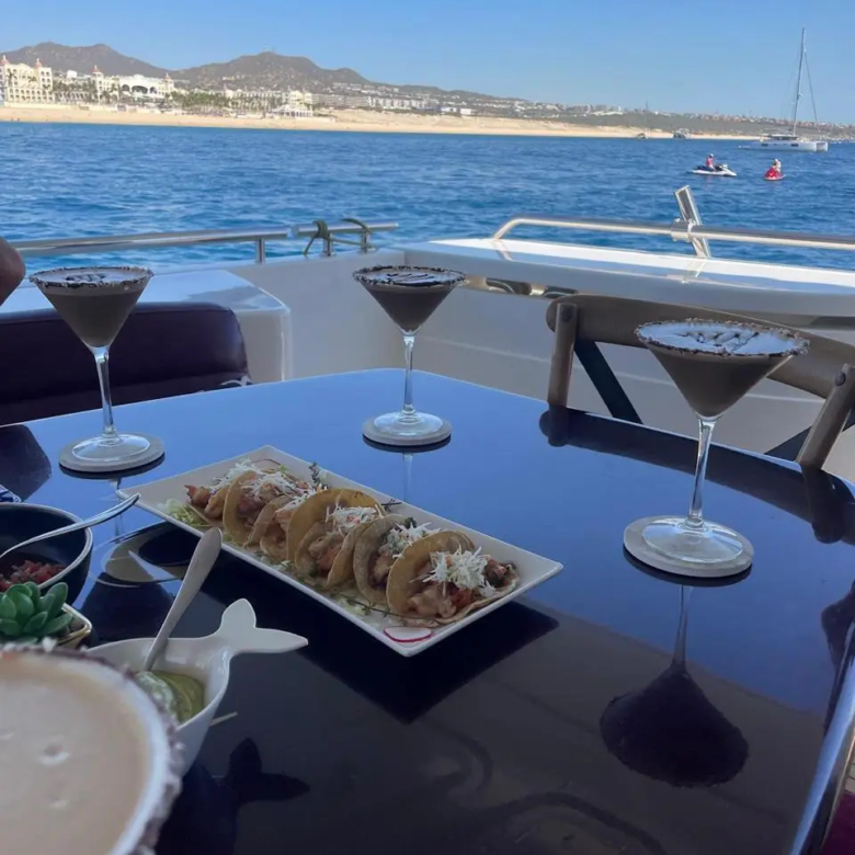 Fotografía de renta de yate de lujo en Cabo San Lucas a bordo de Renta de Yate de Lujo en Cabo San Lucas - Vista 4