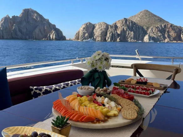 Fotografía de renta de yate de lujo en Cabo San Lucas a bordo de Renta de Yate de Lujo en Cabo San Lucas - Vista 5