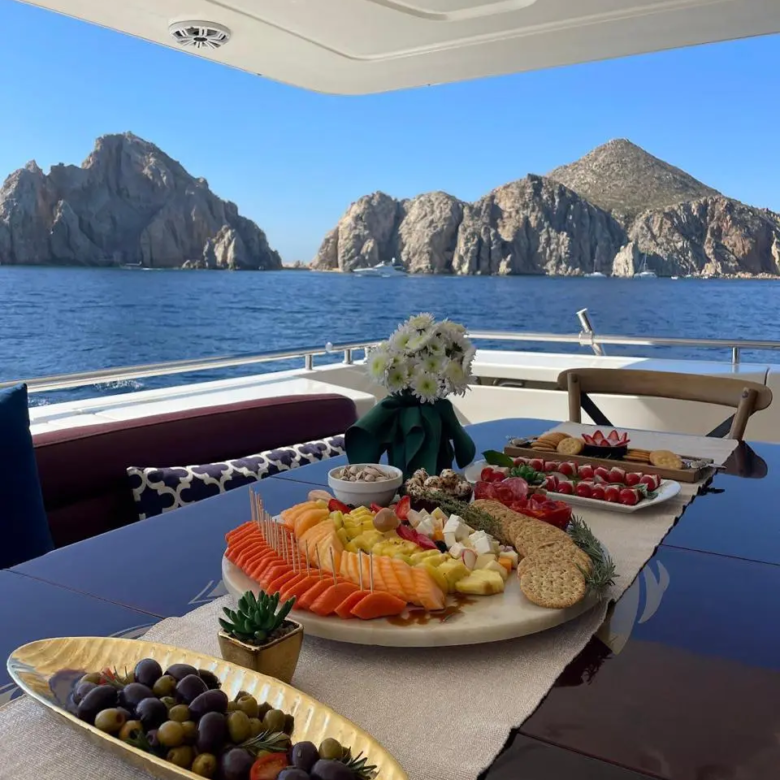 Fotografía de renta de yate de lujo en Cabo San Lucas a bordo de Renta de Yate de Lujo en Cabo San Lucas - Vista 5