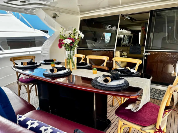 Fotografía de renta de yate de lujo en Cabo San Lucas a bordo de Renta de Yate de Lujo en Cabo San Lucas - Vista 6