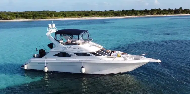 Yate frente a Playa del Carmen