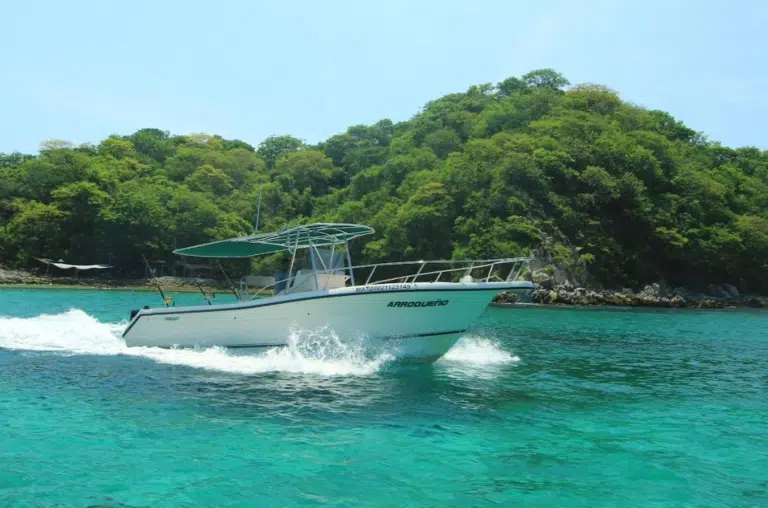Yate en una bahía de Huatulco