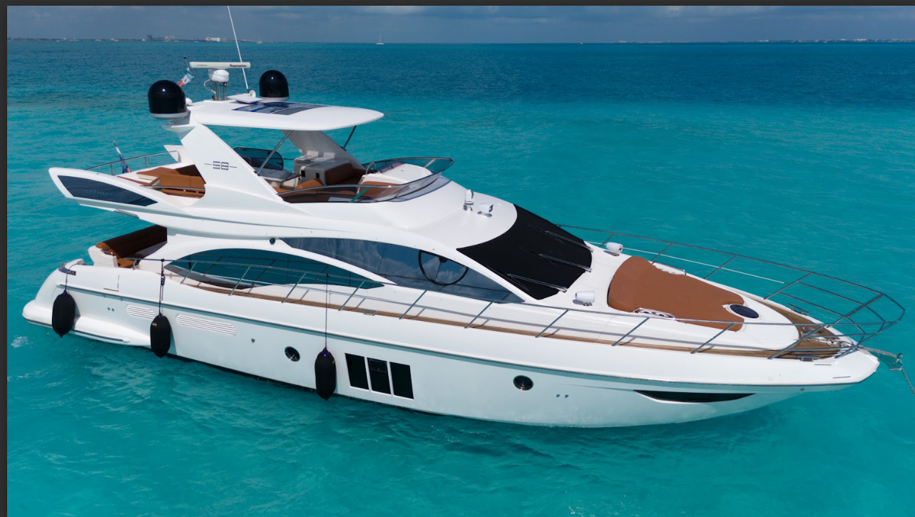 Yate privado frente a la costa de Cancún