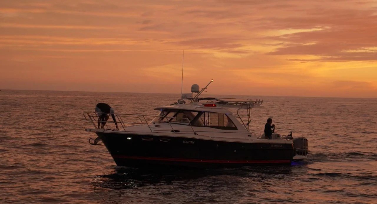 Yate anclado en una bahía de Los Cabos