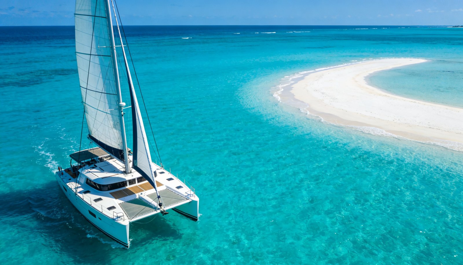Catamarán en Cancún navegando en el Caribe turquesa hacia Isla Mujeres