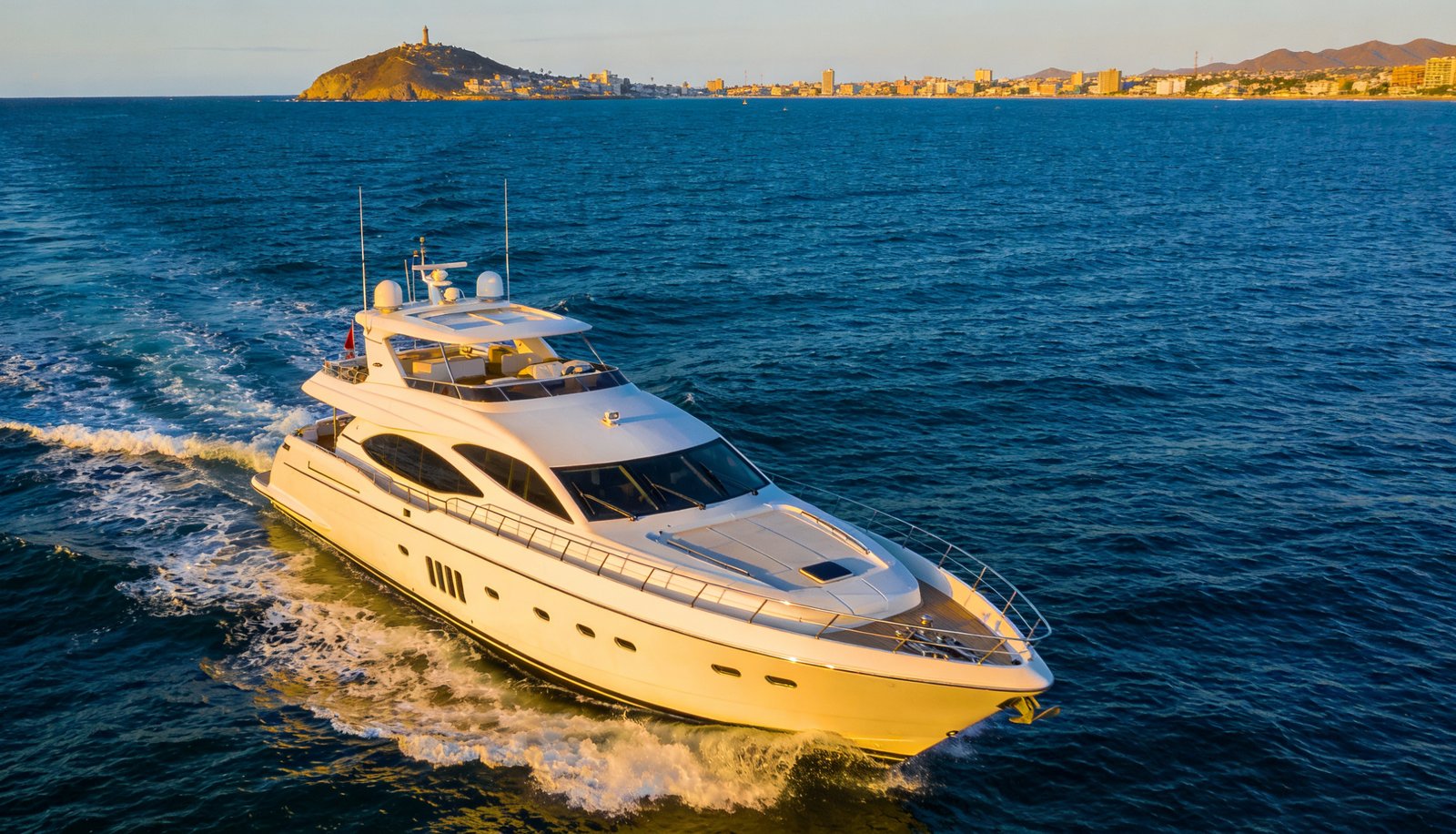 Qué hacer en Mazatlán: yate privado navegando frente a la costa del Pacífico