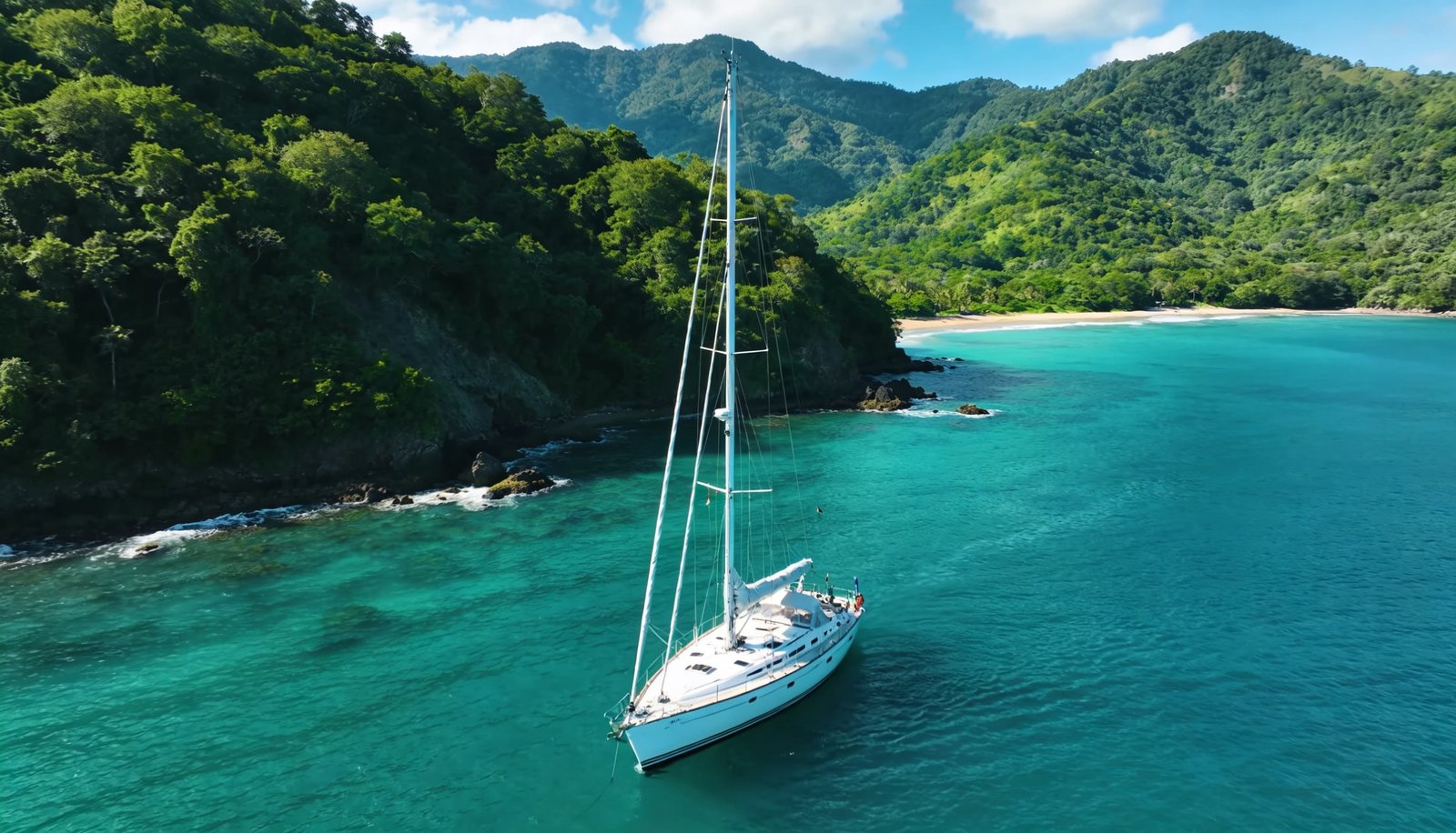 Velero Puerto Vallarta navegando en la Bahía de Banderas