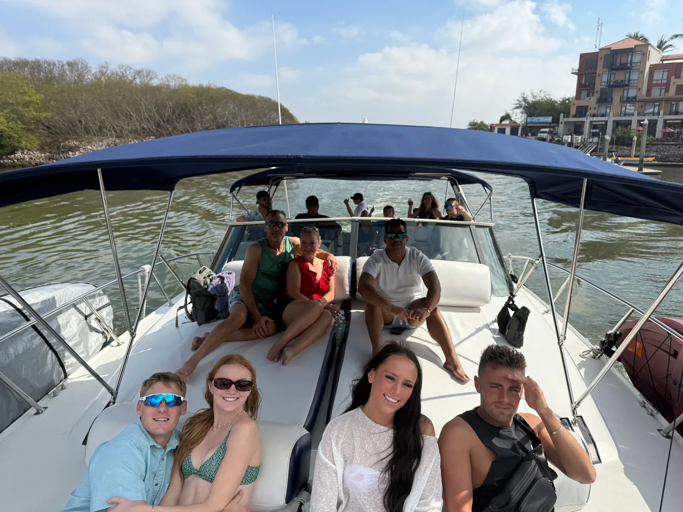 Grupo de invitados posando en la cubierta del yate