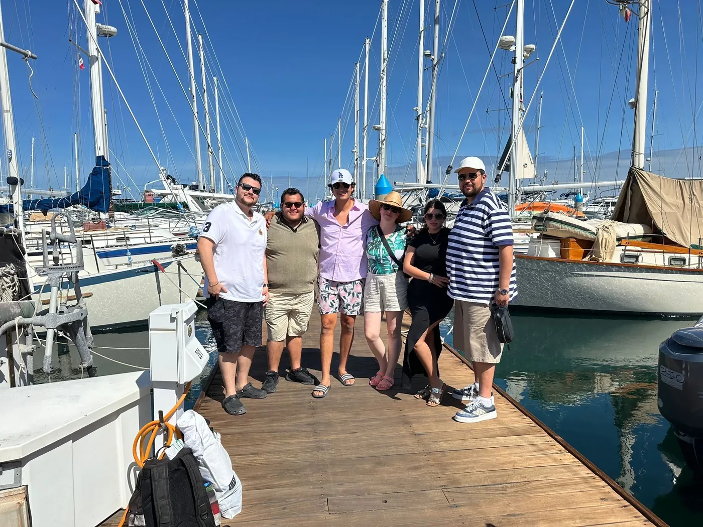 Grupo de invitados posando en el muelle antes de zarpar