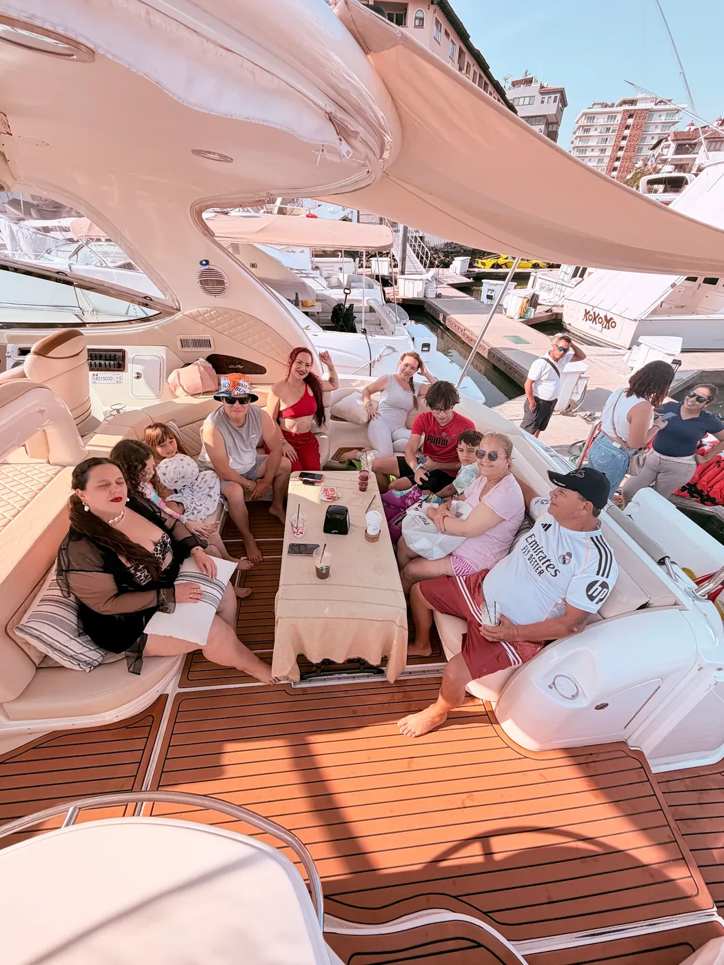 Invitados repartidos por la cubierta del catamarán