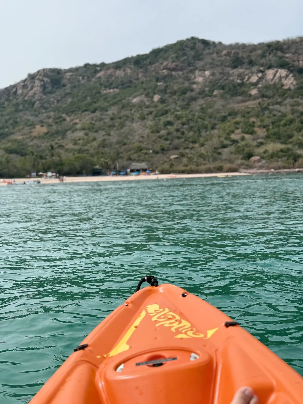 Kayak listo a bordo frente a la playa