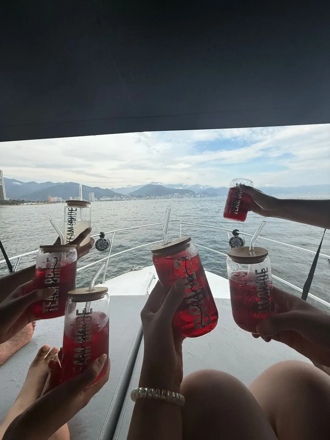 Brindis de invitados con bebidas frías en la proa