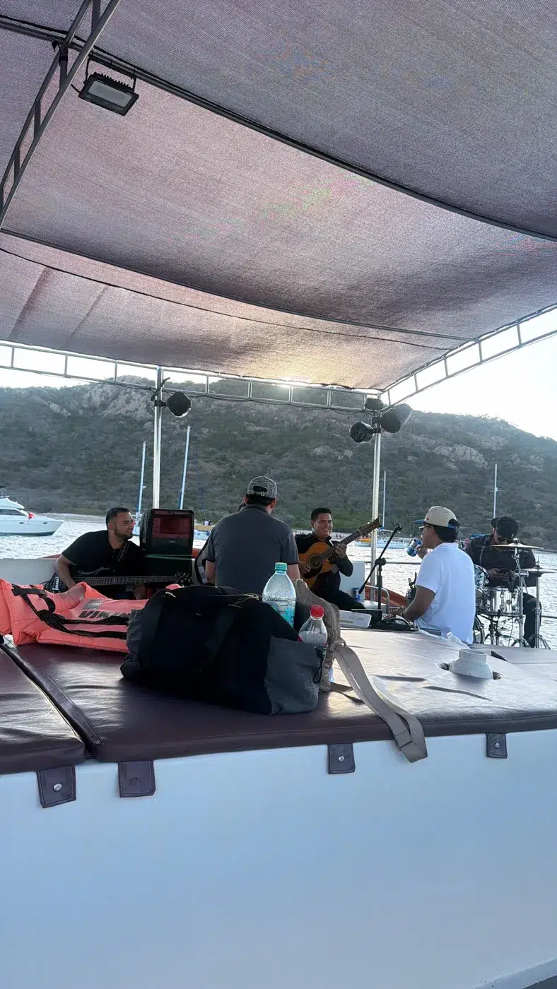 Invitados conviviendo bajo la sombra de la cubierta