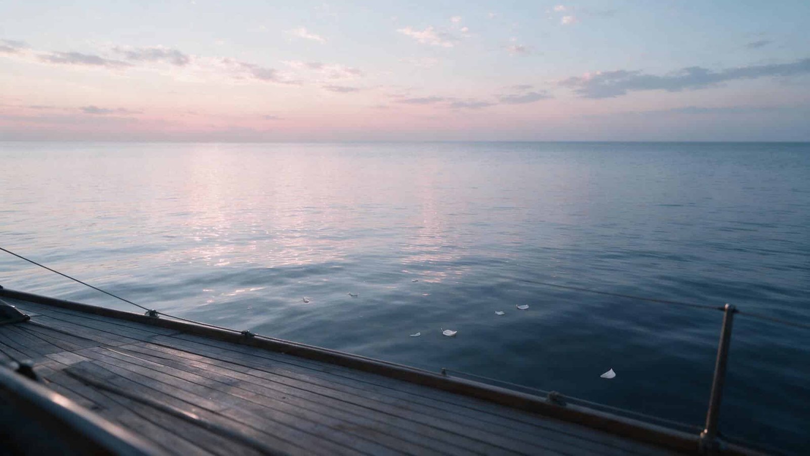 Esparcir cenizas en el mar: amanecer sereno visto desde la cubierta de un barco