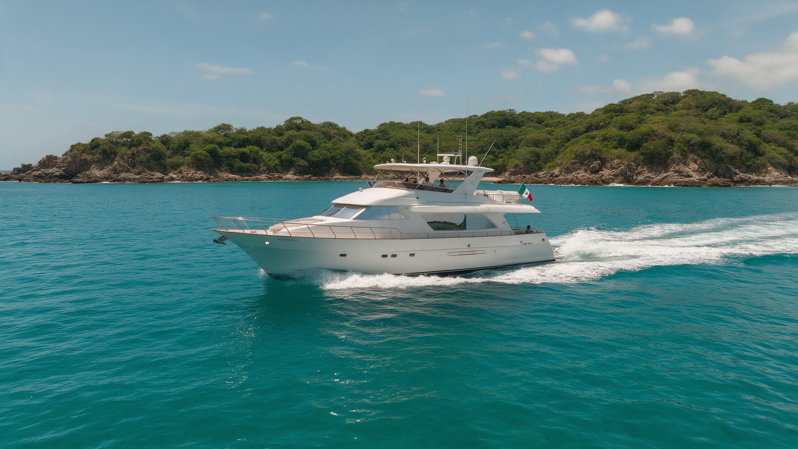 Yate privado navegando frente a la costa de Punta Mita en la Bahía de Banderas, Nayarit